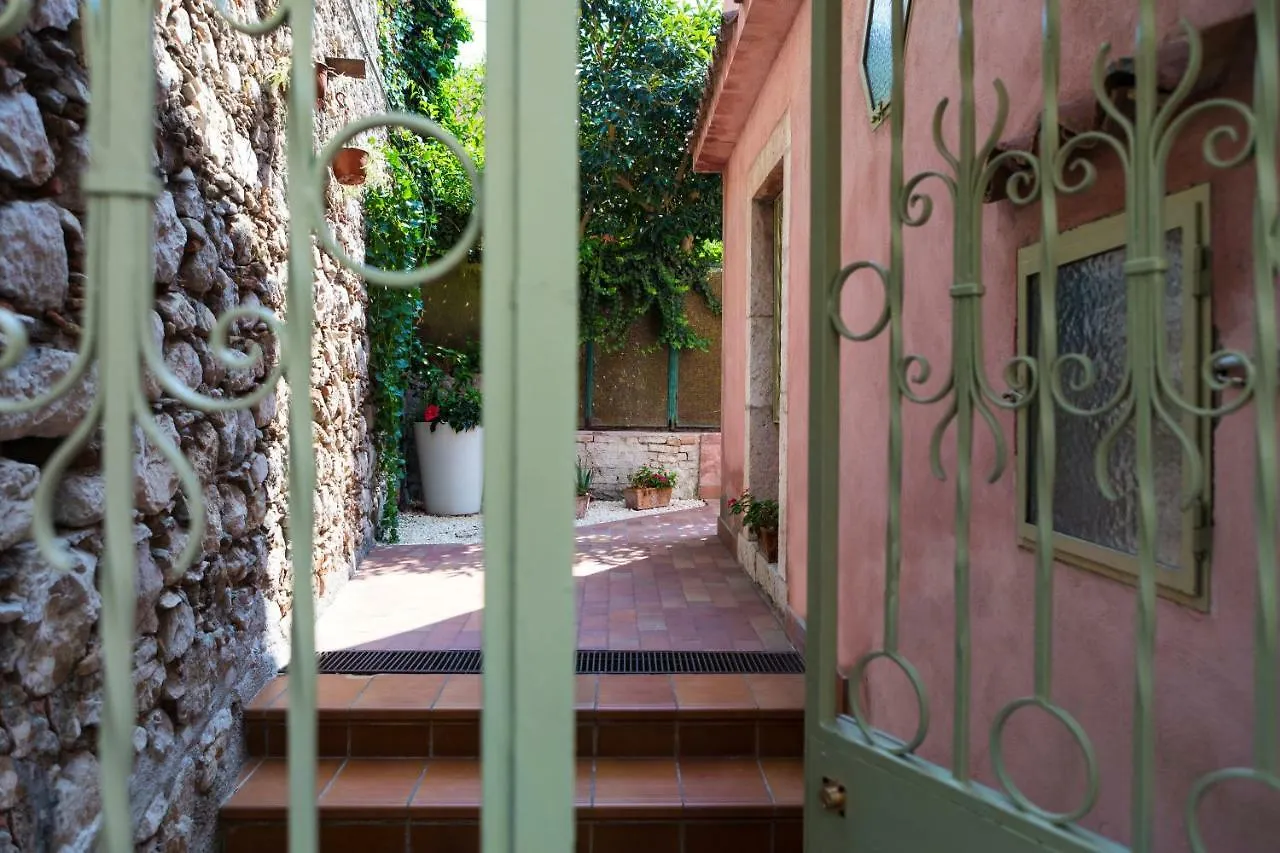 Le Moresche Taura & Mina Taormina 0*,